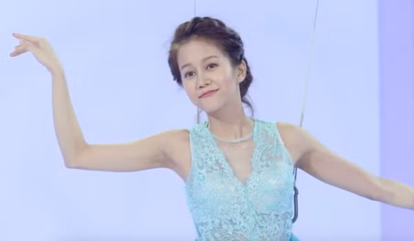 Cụ thể một số thành viên trên mạng xã hội đã bình luận rằng cô nên tôn trọng các HLV cũng như chính khán giả xem truyền hình. Đây là một cuộc thi chứ không phải chỗ để diễn trò nhí nhố.