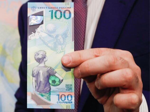 Hiện tại, tờ tiền lưu niệm World Cup 2018 được tiểu thương phát giá từ 400.000 – 500.000 đồng/tờ, kèm theo đó là những cam kết có cách kiểm tra tờ 100 Ruble không phải tiền giả.