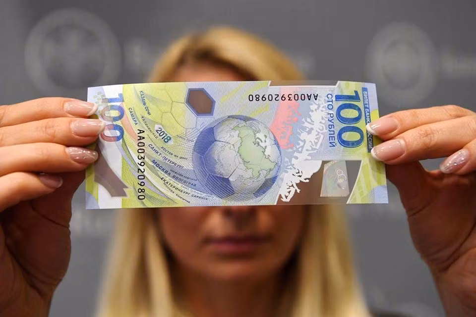 Mặc dù có mức giá khá đắt, song nhiều tiểu thương cho hay, tờ tiền đặc biệt này đang được khá nhiều người quan tâm, hỏi mua. Không ít dân mạng phải bỏ công, bỏ sức, mò mẫm trên mạng xã hội để thu mua tờ tiền 100 Ruble hết sức đặc biệt cho ngày hội bóng đá thế giới này.