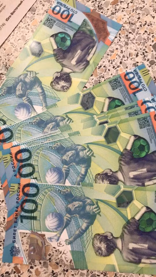 Theo giá trị thật của tờ 100 Ruble chỉ có xấp xỉ 37.000 đồng nhưng khi được in hình sự kiện bóng đá và mang danh tờ tiền kỉ niệm, nó đã được các tiểu thương đẩy lên giá ngất ngưởng gấp hơn 10 lần giá trị thực của mình.