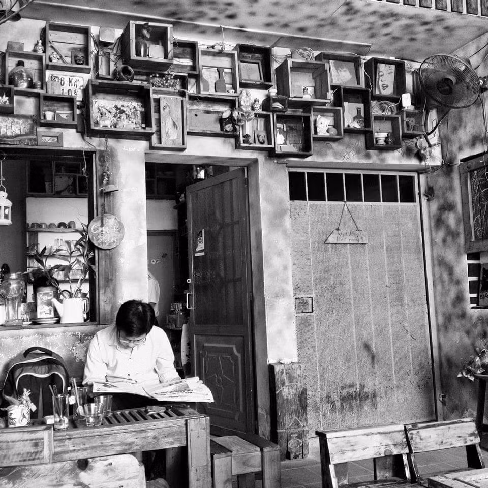 Những nhân viên của quán 81 Cafe chia sẻ: "Phương châm giản đơn của quán khiến cho mọi người khi đến đây đều cảm nhận được bầu không khí thoải mái, yên lành như đang được đón tiếp bởi một người bạn thân, một người quen cũ".