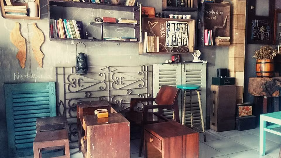 Nếu bạn tìm kiếm một không gian hiện đại, 81 Cafe không dành cho bạn, nhưng nếu bạn yêu mến những thứ xa xưa thì đây chính là thiên đường của bạn. Ảnh: NVCC.