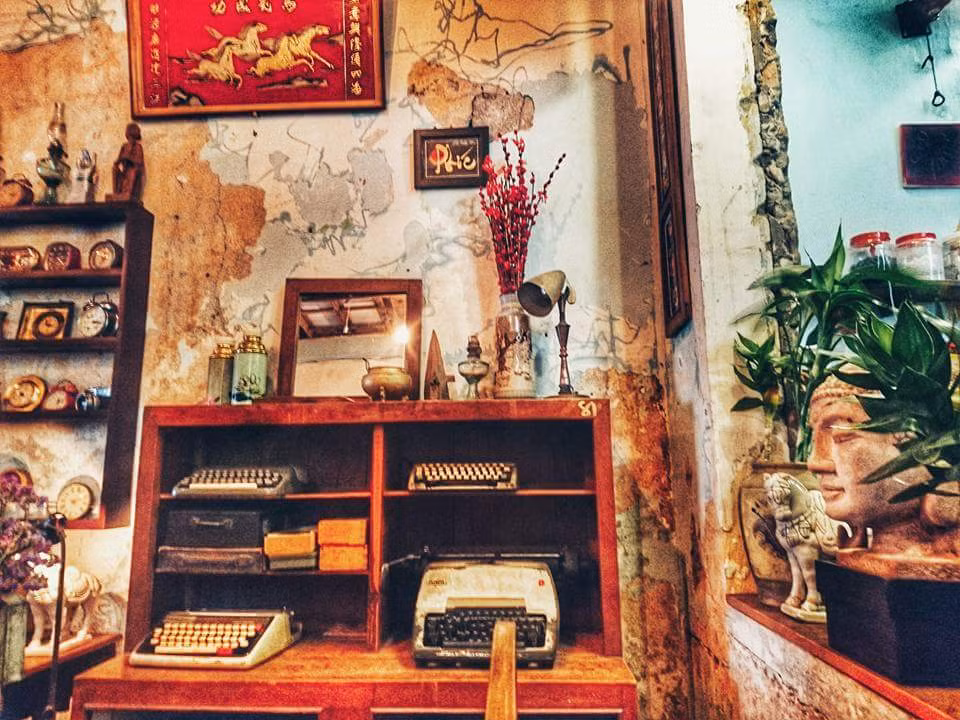 81 Cafe mang phong thái giản dị nên thức uống ở đây cũng đậm chất đơn sơ. Chỉ vài ba loại nước uống rất riêng của một Sài Gòn xưa, không cầu kì, không mới lạ mà lại rất hài hòa với tinh thần “khách đến nhà, nhà có gì đều mang ra đãi khách".