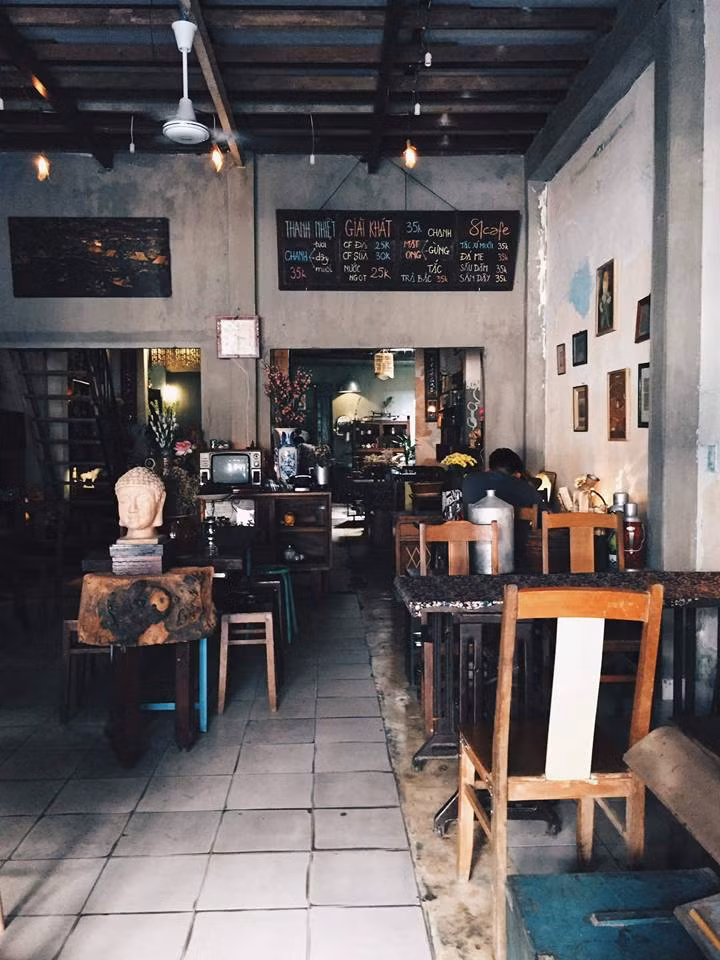 Ngoài không gian, 81 Cafe còn có cách phục vụ làm những vị khách tới đây muốn quay lại nhiều lần nữa đó là cà phê không ngon nhân viên sẽ pha lại, nước uống không vừa khẩu vị quán sẽ mang cho khách ly khác, không hề lấy thêm tiền.