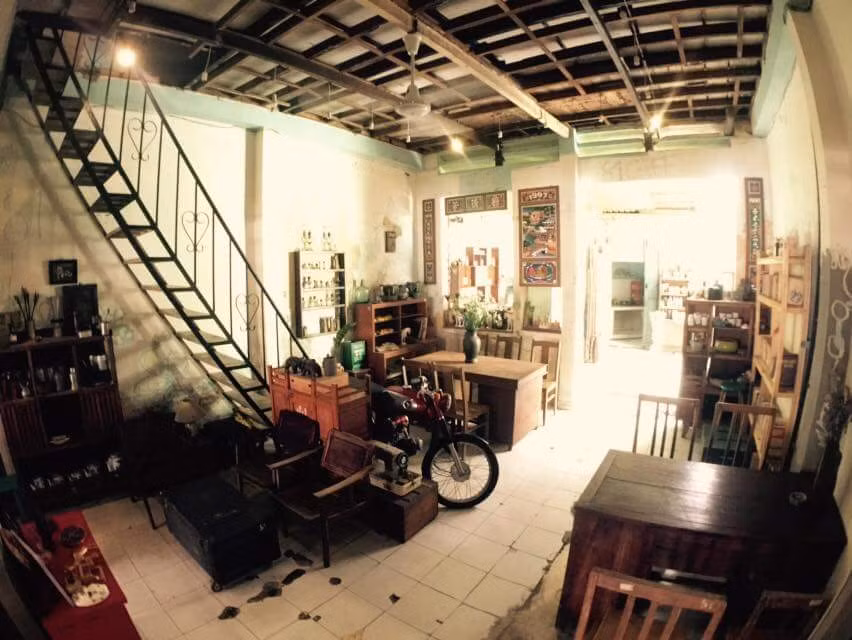 Ngoài không gian, thức uống, cung cách phục vụ thì đến cả những món đồ xưa xưa, cũ cũ đều mang cả hơi thở bình lặng và hoài niệm.