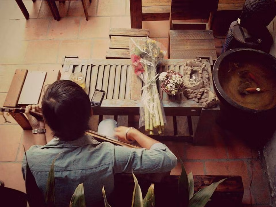 Dường như vòng xoay ồn ã nơi phố thị không hề làm mờ đi những dấu chân thời gian còn mãi vấn vương trong cửa hàng cà phê 81 này.