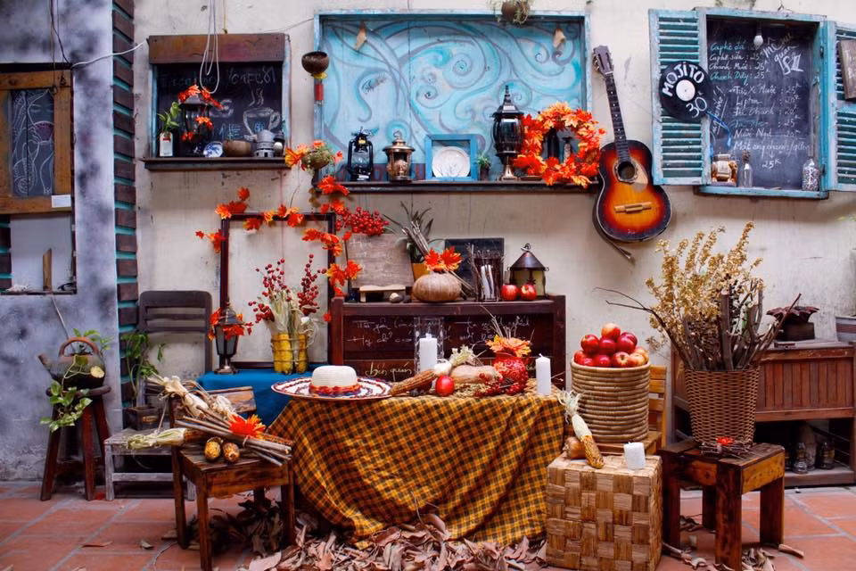 Vệt tường loang lổ, bàn ghế bạc màu, ly tách chiếc này chiếc kia, đồ đạc vẫn còn bụi phủ là những đặc điểm vô cùng đặc trưng thu hút các bạn trẻ Sài Gòn tìm tới 81 Cafe.