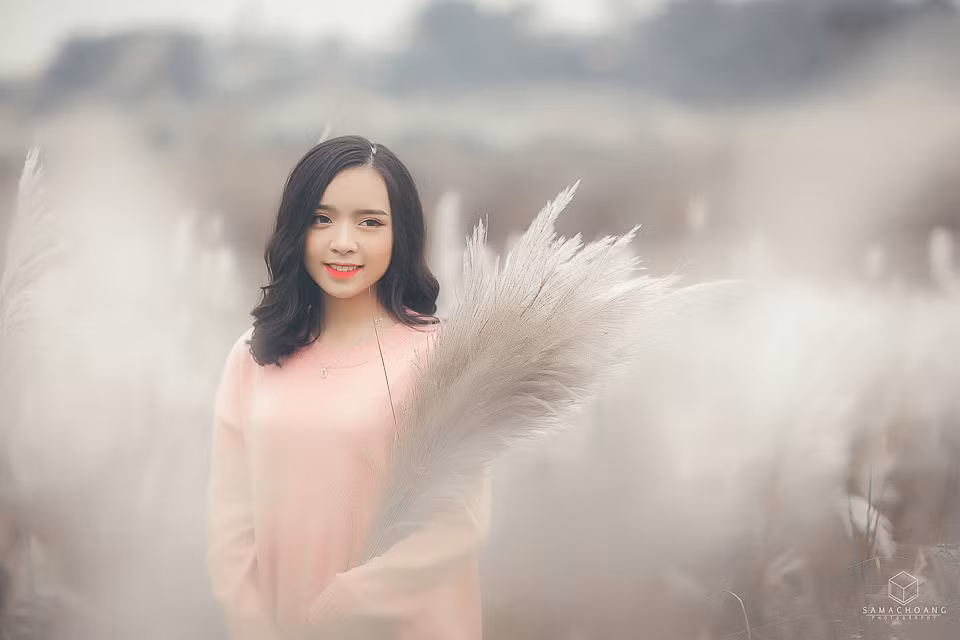 Tuy không phải là những địa điểm chụp ảnh quá mới nhưng cánh đồng lau tại Nam Đàn luôn rất được lòng du khách bởi vẻ đẹp tinh khôi, thuần khiết của sắc trắng tự nhiên của mình.