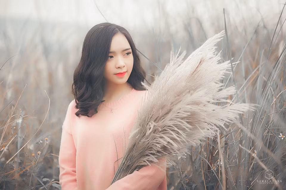 Sau những phút giây bươn trải giữa dòng đời bộn bề bận rộn, được chiêm ngưỡng những cành lau trắng muốt phất phơ dưới ánh nắng dịu dàng của buổi sáng tinh sương hay dưới ráng chiều tà lãng mạn nhiều người sẽ thấy thư thái đến lạ kì.