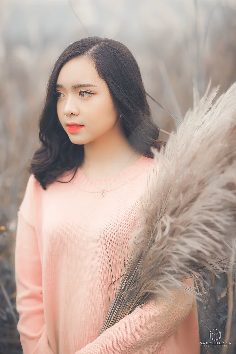 Mặc dù, chỉ mới đầu mùa lau nở nhưng hàng ngàn bạn trẻ đã tập trung về đây chiêm ngưỡng và thích thú ghi lại những bức ảnh tuyệt đẹp từ phong cảnh thiên nhiên cực kỳ thơ mộng tại rừng lau Nghệ An và không quên ghi lại những khoảnh khắc tuyệt đẹp này để sống ảo trên mạng xã hội.