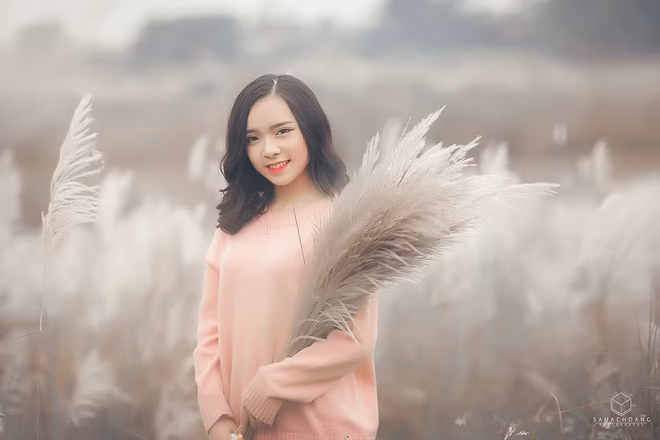 Những cành lau vừa mới nở nên bông trắng mềm mại, đung đưa trước gió như một thảo nguyên, nền cát trắng mịn, óng ánh dễ khiến người ta liên tưởng đến một nơi hoang sơ, chưa có dấu chân của con người.