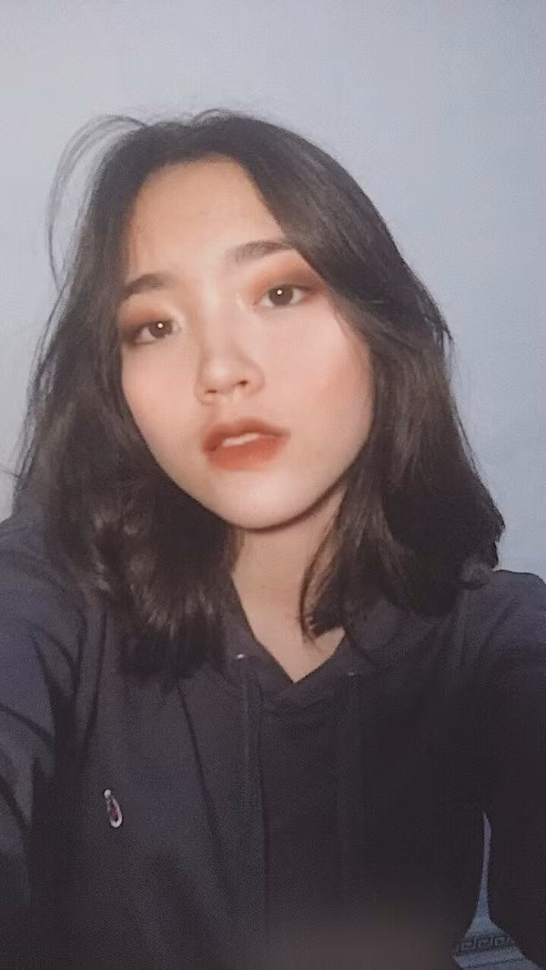 Việc được dân mạng ưu ai gọi là "hot girl ảnh thẻ xứ Thanh" khiến lượt follow trên facebook cô bạn tăng cao và có nhiều lời mời kết bạn cũng như inbox đến cho Nguyệt.