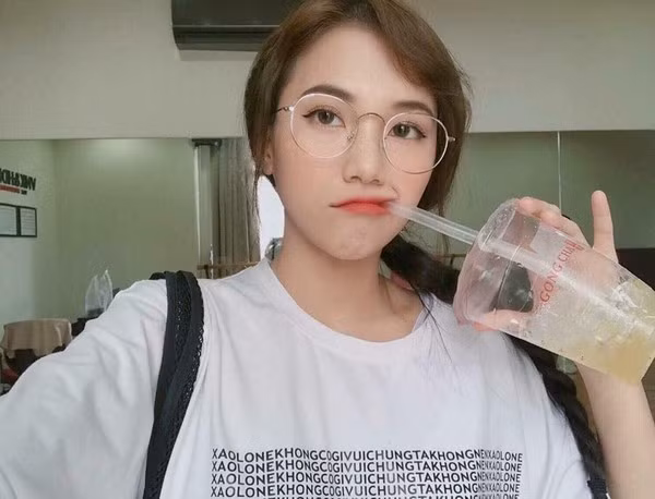 Tấm ảnh thẻ hiện tại của Thu Nguyệt đã cực xinh rồi và ai cũng dành lời khen cho cô nàng xinh từ bé cho tới khi trưởng thành.