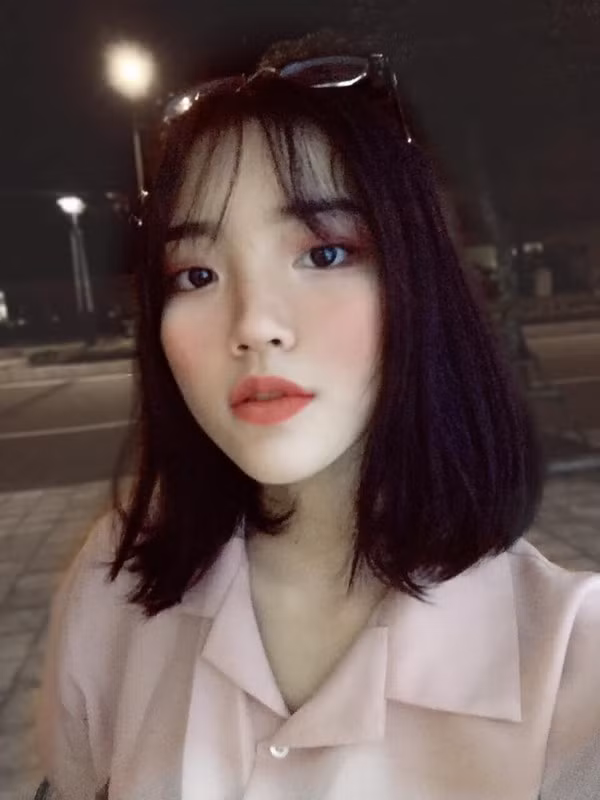 Chia sẻ với bạn bè, Thu Nguyệt cho biết cuộc sống của cô nàng không có quá nhiều thay đổi sau khi nổi tiếng hơn, hiện tại cô bạn vẫn tập trung vào việc học và chưa tính đến chuyện yêu ai đó.