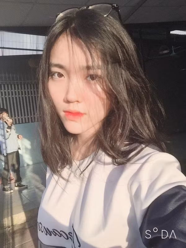 Trên Facebook cá nhân, Thu Nguyệt thường xuyên chia sẻ những khoảnh khắc dễ thương. Không chỉ sở hữu gương mặt xinh xắn, hot girl 10X Thanh Hóa còn có thành tích học tập tốt, hát hay và có body cực thu hút.