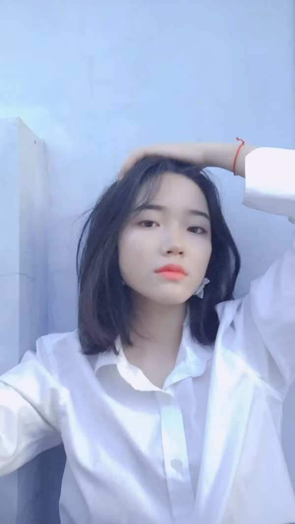 Không chỉ học giỏi, Thu Nguyệt còn có khá nhiều tài lẻ và nó giúp cô thành công với khá nhiều công việc như phục vụ, biên kịch hay cả làm mẫu ảnh rồi tới make up.