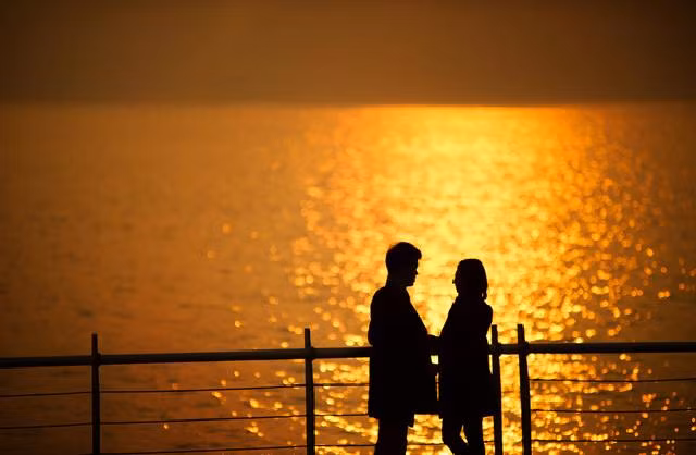 Chụp ảnh ngược sáng không còn xa lạ với nhiều người nhưng để miêu tả những hành động thì quả thực đây là một kiểu "sống ảo" đầy cảm xúc dành cho các cặp đôi.