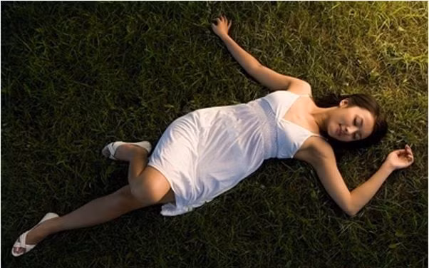 Sở hữu một cơ thể đẹp và khuôn mặt biểu cảm thì bạn có thể tự tin vào phong cách chụp ảnh nằm ngửa.