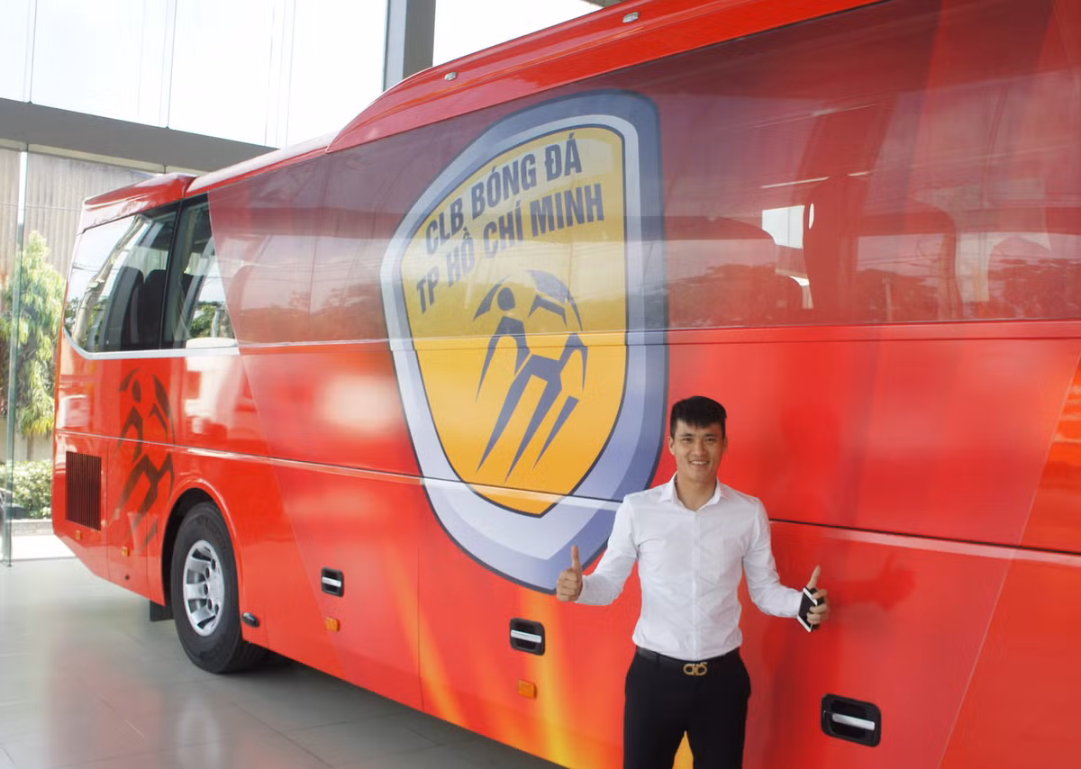 Theo chia sẻ của cựu tiền đạo ĐT Việt Nam thì chiếc xe bus trên để phục các cầu thủ di chuyển từ chỗ tập ra sân Thống Nhất hoặc đi thi đấu tại các tỉnh phía Nam như Cần Thơ, Bình Dương hay Long An.