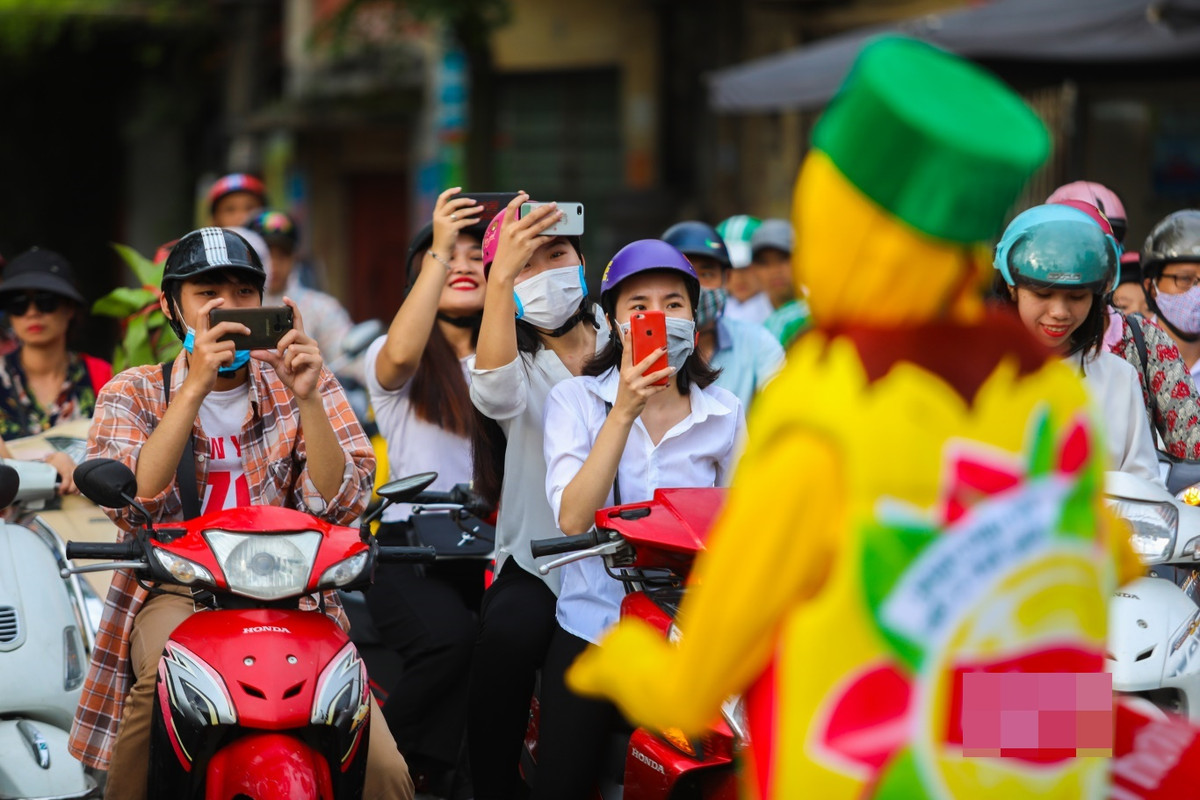 Mọi người thích thú tò mò chụp ảnh quay phim với những "sinh vật" kỳ lạ này khi chúng "lao ra" đường để quảng cáo. Tất cả đã mang lại cảnh tượng vui nhộn và thậm chí còn được chia sẻ rộng rãi trên mạng xã hội.