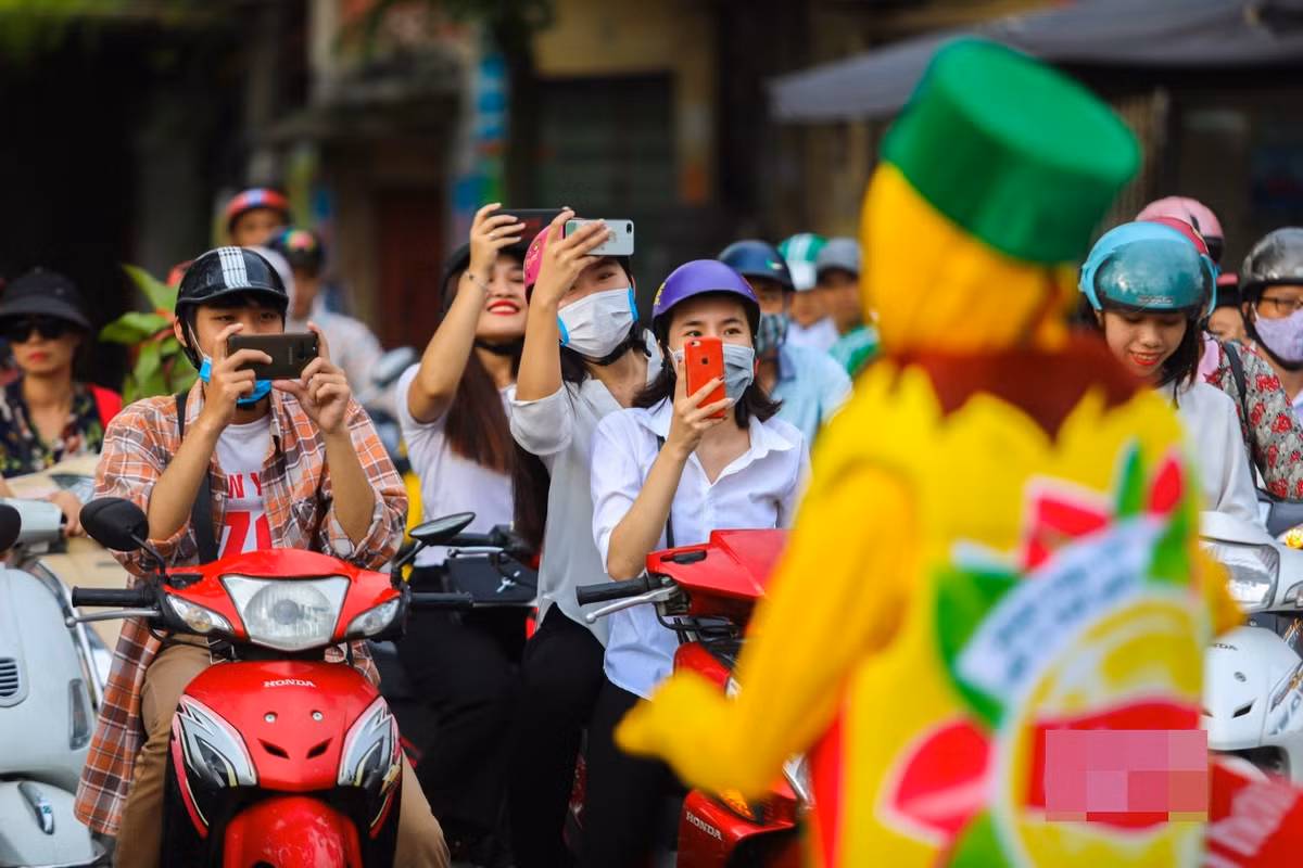 Mọi người thích thú tò mò chụp ảnh quay phim với những "sinh vật" kỳ lạ này khi chúng "lao ra" đường để quảng cáo. Tất cả đã mang lại cảnh tượng vui nhộn và thậm chí còn được chia sẻ rộng rãi trên mạng xã hội.