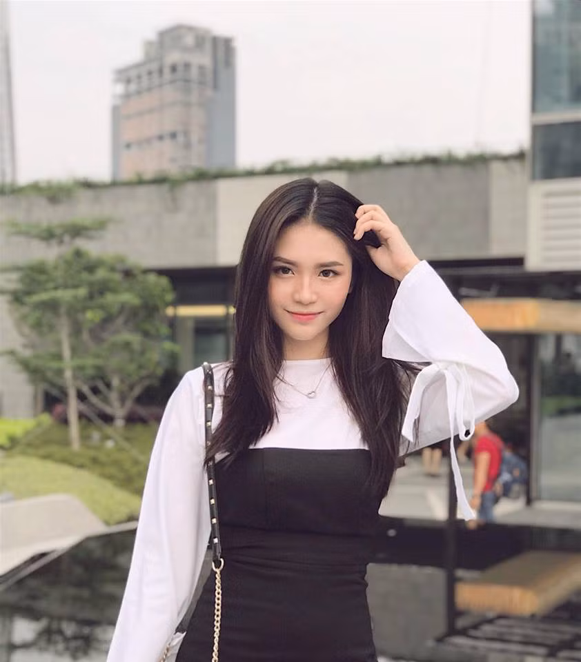 Mai Diz sinh năm 2000, hiện đang là học sinh trường THPT Marie Curie TP HCM. Nữ sinh này từng tham gia và đạt giải ở một số cuộc thi nhan sắc quy mô nhỏ, tuy nhiên không có ý định theo đuổi con đường nghệ thuật.