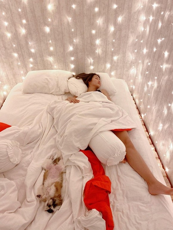 Kha Ngan hot hoang khi bi quan li chup len luc ngu nhung Gil Le con ba dao hon