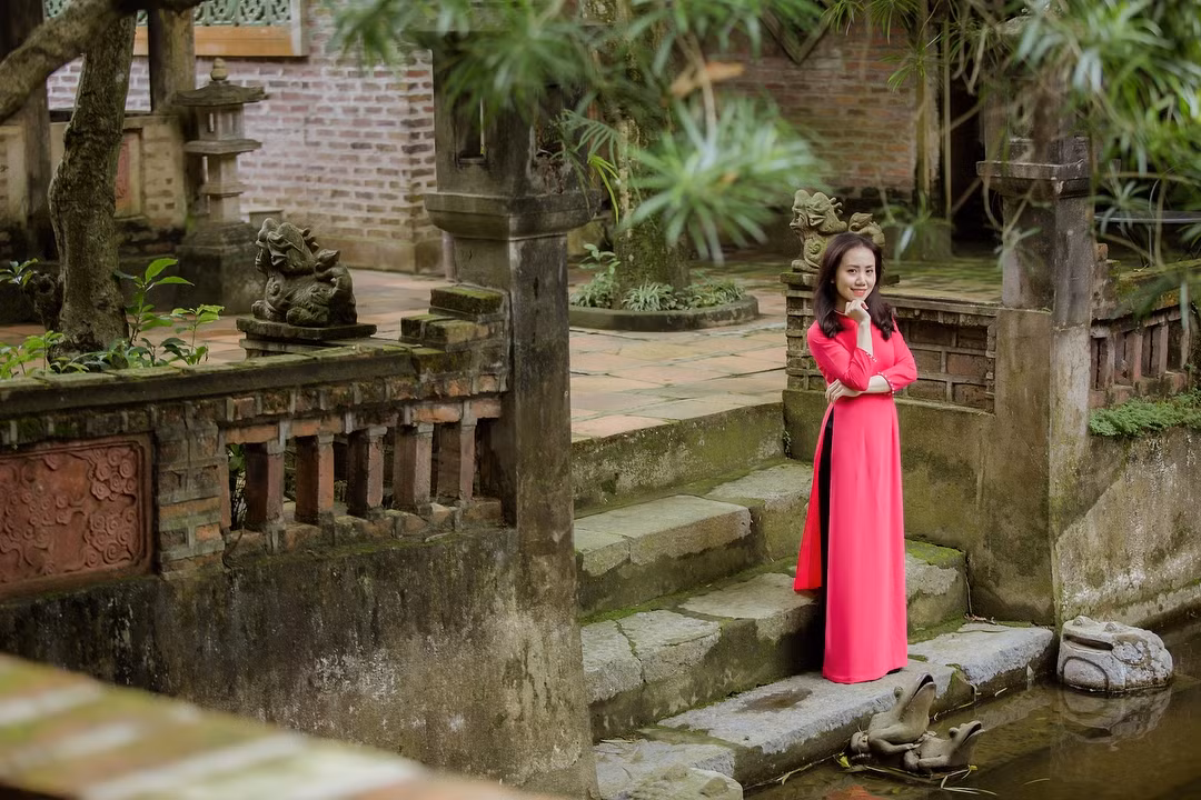 Trong khuôn viên Việt Phủ có hệ thống nhà hàng 2 sao với những món ăn đậm đà bản sắc dân tộc như: nem, bún riêu, bánh đa, bánh đúc, cá kho riềng nghệ.