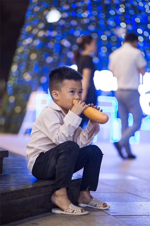 Ánh mắt thoáng buồn nhìn về phía xa như gói trọn tâm tư của Bảo Khang khi nhập tâm vào nhân vật cậu bé đánh giày không gia đình và mong ước về một cuộc sống yên bình êm ấm. Ảnh: Thích Việt Hoàng.