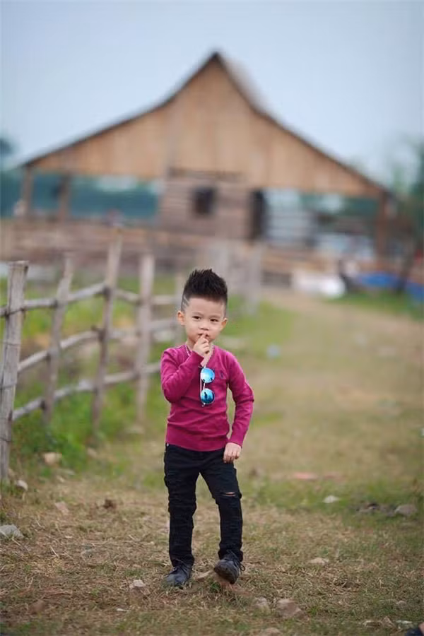 Cùng ngắm vẻ đẹp trai và khác biệt của "cậu bé đánh giày" - Lê Nguyễn Bảo Khang. Ảnh: Đỗ Xuân Bút.