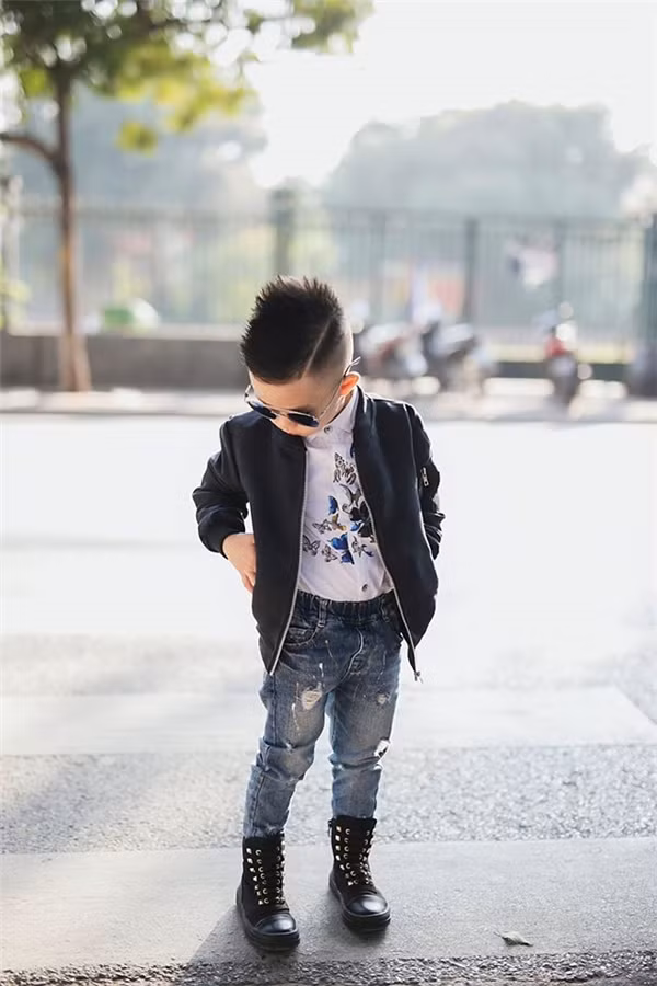 Trong đôi giày da cao cổ, chiếc quần jeans rách và áo bomber thời thượng, cậu bé 5 tuổi từng lấy đi rất nhiều nước mắt của cư dân mạng ngày nào giờ cực chất. Ảnh: Đỗ Xuân Bút