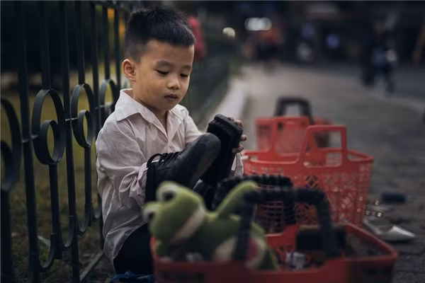 Theo chia sẻ của mẹ Bảo Khang, khác với các bạn bè cùng lứa hay nũng nịu thì cậu chàng này khá ngoan và biết nghe. Luôn hợp tác theo sự hướng dẫn của mẹ và thợ chụp ảnh để có những bức ảnh chất lượng nhất. Ảnh: Thích Việt Hoàng