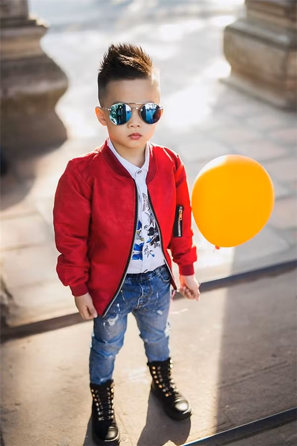 Thoát khỏi hình ảnh nghèo khó của mình, Bảo Khang mới đây đã cho ra mắt những bộ ảnh cực ngầu trong trang phục hết sức hiện đại khiến cư dân mạng tỏ ra bất ngờ. Ảnh: Đỗ Xuân Bút