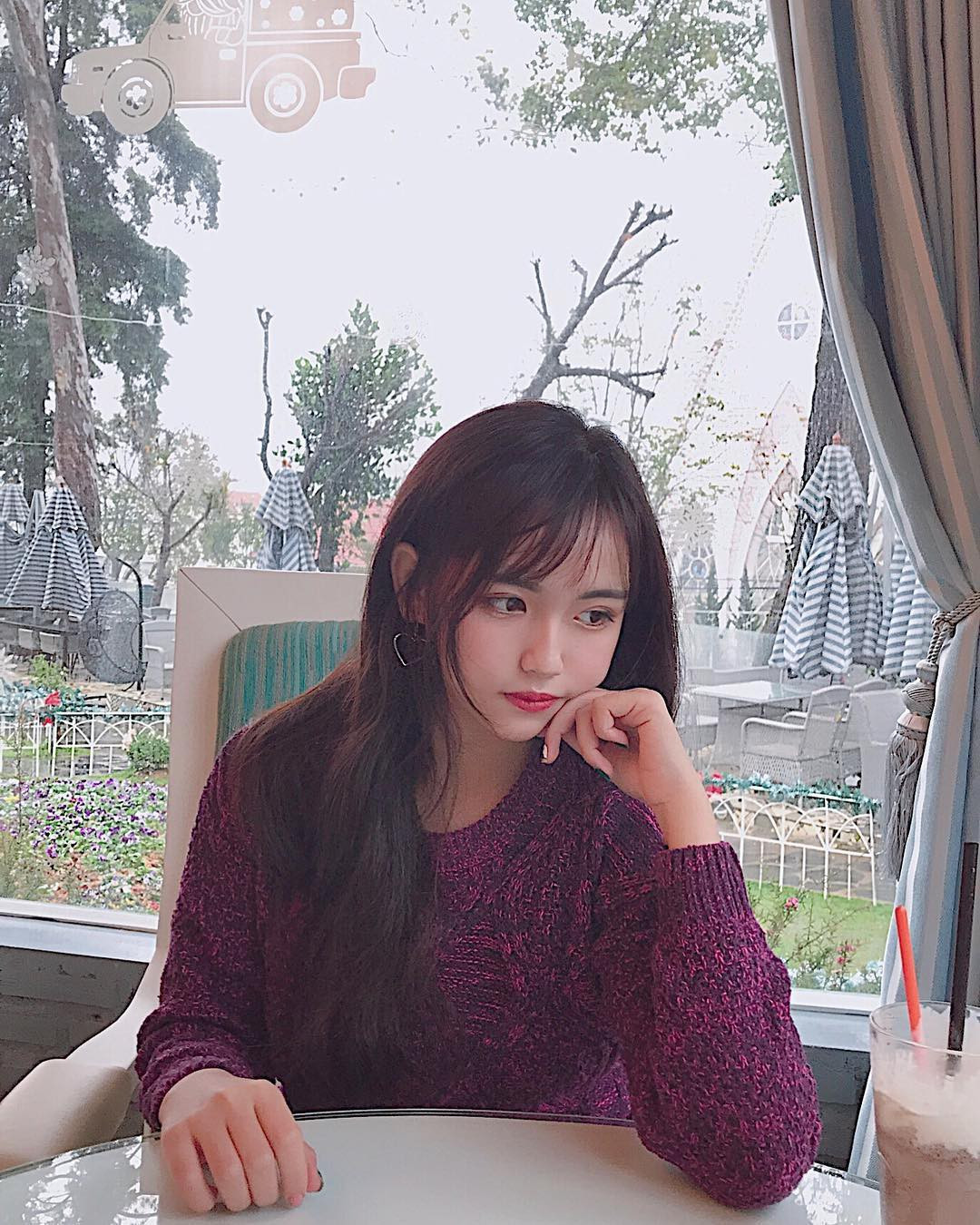 Vẻ khả ái và đáng yêu của Minh Trân đã chiếm được thiện cảm của rất nhiều người và trang cá nhân của cô bạn này có 46.000 người theo dõi còn Instagram là 52.000 người.