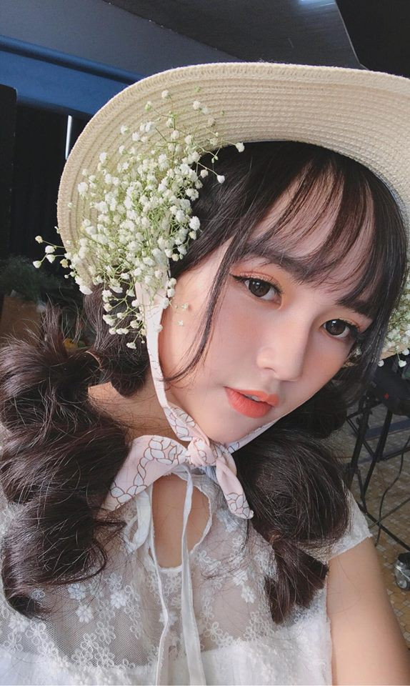 Ấn tượng đầu tiên về Minh Trân là một cô nàng vô cùng xinh xắn. Sở hữu đôi mắt to và sống mũi cao tự nhiên, ai nhìn cô bạn này cũng tưởng nhầm rằng đây là một hot girl Hàn Quốc nào mới nổi.