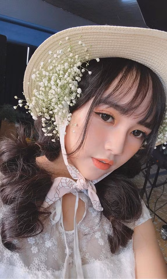 Ấn tượng đầu tiên về Minh Trân là một cô nàng vô cùng xinh xắn. Sở hữu đôi mắt to và sống mũi cao tự nhiên, ai nhìn cô bạn này cũng tưởng nhầm rằng đây là một hot girl Hàn Quốc nào mới nổi.