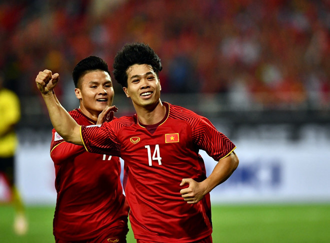 Quang Hải lại nhảy lên và bắt Công Phượng cõng.