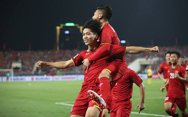 Khoảnh khắc đáng yêu của "cầu thủ tí hon" khiến NHM thương cho chân sút xứ Nghệ.