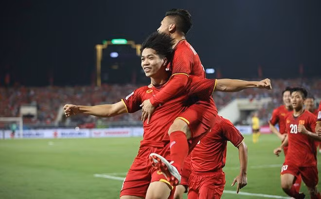 Khoảnh khắc đáng yêu của "cầu thủ tí hon" khiến NHM thương cho chân sút xứ Nghệ.