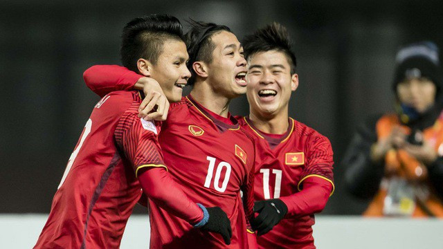 Thậm chí, nhiều người còn vui vẻ bình luận những bức ảnh của Quang Hải và Công Phượng rằng: "Em chỉ việc ngồi lên lưng còn lại cả thế giới cứ để anh lo!".