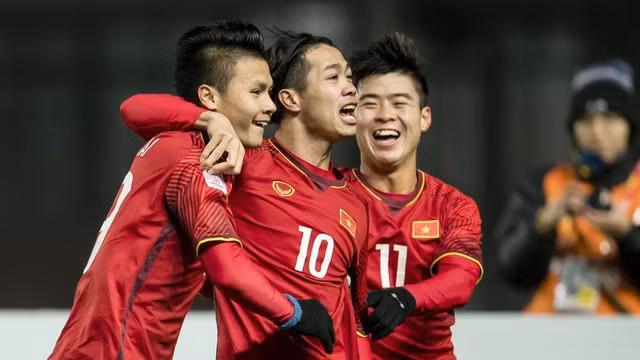 Thậm chí, nhiều người còn vui vẻ bình luận những bức ảnh của Quang Hải và Công Phượng rằng: "Em chỉ việc ngồi lên lưng còn lại cả thế giới cứ để anh lo!".