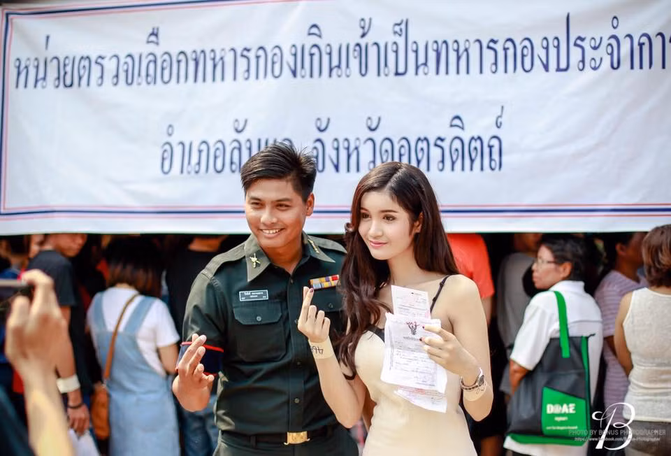 Dù chỉ xuất hiện ít phút tại một địa điểm khám nghĩa vụ quân sự ở thủ đô Bangkok - Thái Lan nhưng mỹ nữ chuyển giới có nickname là Ben đã khiến không chỉ những người có mặt tại địa điểm tuyển quân đó mà còn đông đảo dân mạng phải "đứng hình" trước vẻ đẹp của mình.