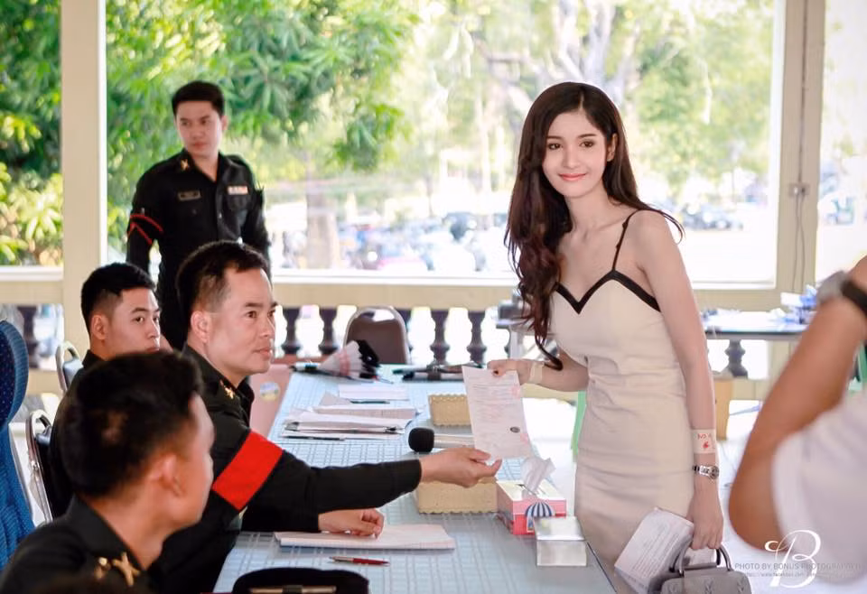 Ngay sau khi những bức ảnh của Ben được đăng tải trên mạng xã hội, cô nàng này bỗng chốc nổi tiếng và bằng chứng đó là lượng người theo dõi cô tăng ầm ầm theo cấp số nhân. Hiện nay Facebook của Ben đã có gần 200.000 nghìn người theo dõi và chắc chắn sẽ còn tăng nhanh trong vài ngày tới.