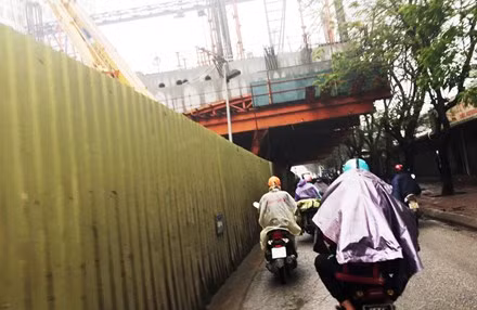 Trong khi, đây là tuyến đường bị thu hẹp, lượng phương tiện đông, hầu như không thể đáp ứng cảnh báo cách hàng rào 1,5 đến 2m của biển báo này.