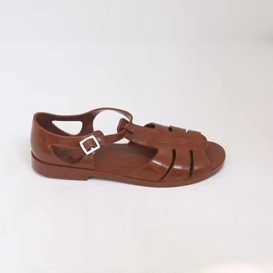 Trông thì sang chảnh thật đấy nhưng nhiều cư dân mạng đã nhanh chóng nhận ra rằng sandal đắt đỏ của Gucci giống nhà quê.