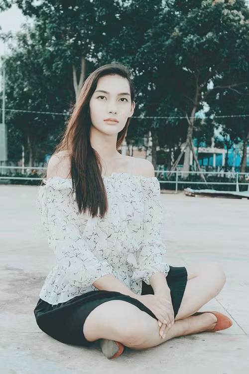 Không chỉ có ước mơ, Minh Tiến còn cố ý ăn mặc và cư xử nữ tính, mặc kệ những lời châm chọc ác ý từ bạn bè, chàng trai sinh năm 1993 vẫn để dành tiền mua mỹ phẩm trang điểm, quần áo với ước mong bản thân mình sẽ trở nên đẹp hơn.