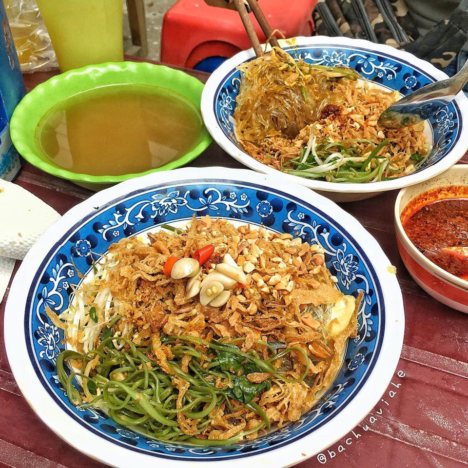 Đúng như cái tên "Bà chúa vỉa hè", đây là địa chỉ dành cho những ai đam mê ẩm thực vỉa hè Việt Nam. Những món ăn rẻ, bình dân và cách review đơn giản, ngắn gọn, tự nhiên của @bachuaviahe đã thu hút cư dân mạng.