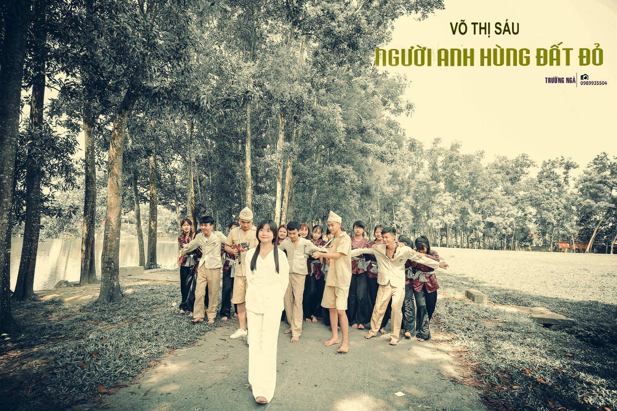 Được biết, bộ ảnh kỷ yếu mang đậm phong cách văn học này là ý tưởng của cô giáo chủ nhiệm lớp 12A6 là cô Vũ Hạnh cùng nhiếp ảnh gia Trường Ngà nghĩ ra và truyền tải đến các học trò của mình để tạo nên những bức ảnh khiến cộng đồng mạng phải ngồi lại hoài niệm.