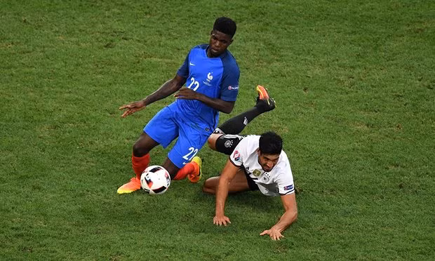 Chỉ là một phương án dự phòng cho đàn anh Kante tại VCK Euro 2016 được tổ chức tại sân nhà, thế nhưng chỉ ít phút có mặt trên sân, Samuel Umtiti (xanh) đã chứng tỏ được mình.
