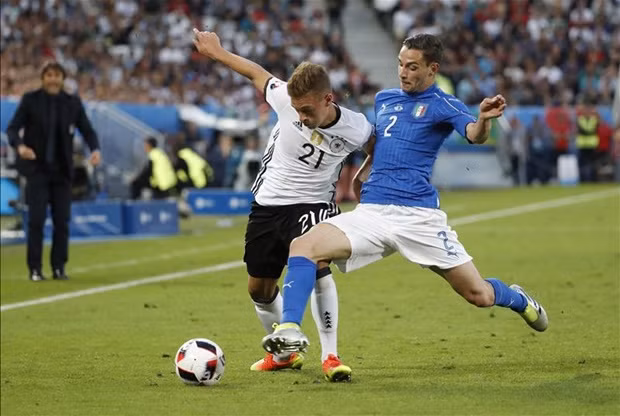 Philipp Lahm từ giã ĐTQG Đức sau World Cup 2014 khiến cho HLV trưởng Joachim Loew tỏ ra khá đau đầu. Thử nghiệm rất nhiều cầu thủ ở vị trí hậu phải nhưng ông lại bất ngờ chọn cái tên vô danh Joshua Kimmich (trắng) để thi đấu tại kỳ Euro được tổ chức trên đất Pháp.